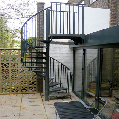 Tangga Spiral Baja Modern Indoor / Outdoor Dengan Langkan Stainless