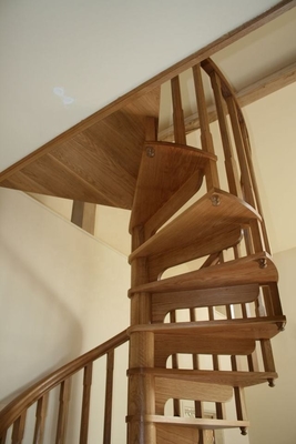 Solid Oak Tread Timber Spiral Stair Interior Room Mudah Dipasang