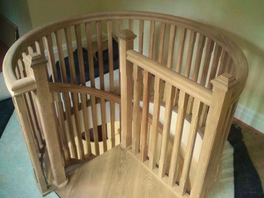 Solid Oak Tread Timber Spiral Stair Interior Room Mudah Dipasang