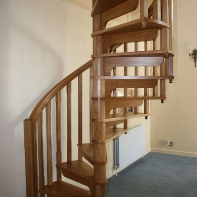 Solid Oak Tread Timber Spiral Stair Interior Room Mudah Dipasang
