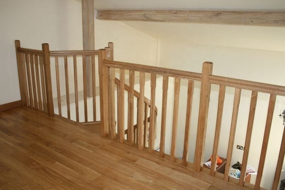 Solid Oak Tread Timber Spiral Stair Interior Room Mudah Dipasang