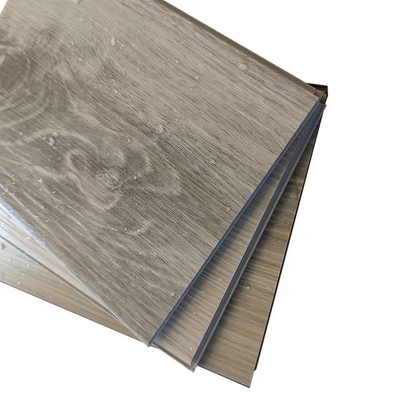 Papan Butir Kayu Plastik Dalam Ruangan Lantai Vinyl LVT Timbul Selesai Halus