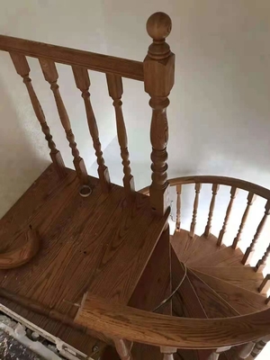 700-1500mm Lebar Menghemat Ruang Spiral Tangga Tangga Tapak Kayu Dengan Pegangan