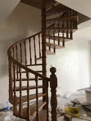 700-1500mm Lebar Menghemat Ruang Spiral Tangga Tangga Tapak Kayu Dengan Pegangan