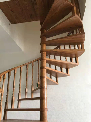 700-1500mm Lebar Menghemat Ruang Spiral Tangga Tangga Tapak Kayu Dengan Pegangan