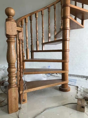 700-1500mm Lebar Menghemat Ruang Spiral Tangga Tangga Tapak Kayu Dengan Pegangan