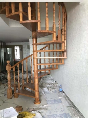 700-1500mm Lebar Menghemat Ruang Spiral Tangga Tangga Tapak Kayu Dengan Pegangan
