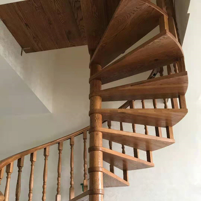 700-1500mm Lebar Menghemat Ruang Spiral Tangga Tangga Tapak Kayu Dengan Pegangan
